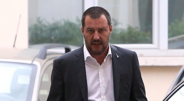 Sicurezza, Salvini: «Minniti ha "pisolato": siamo passati da 43mila a 7mila sbarchi di migranti, ci saranno meno reati»