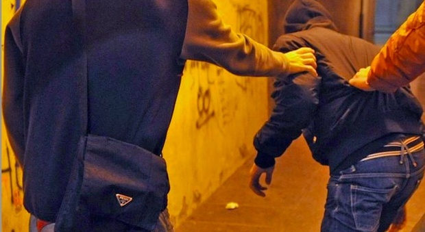 Armati di tirapugni aggrediscono tre ragazzi in strada: fermati due minorenni