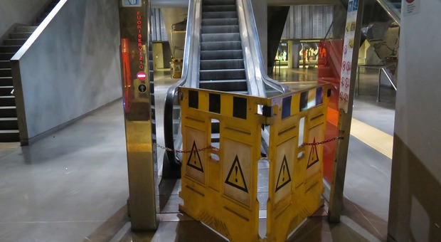 Metropolitana di Napoli, caos scale mobili: una su due è fuori uso