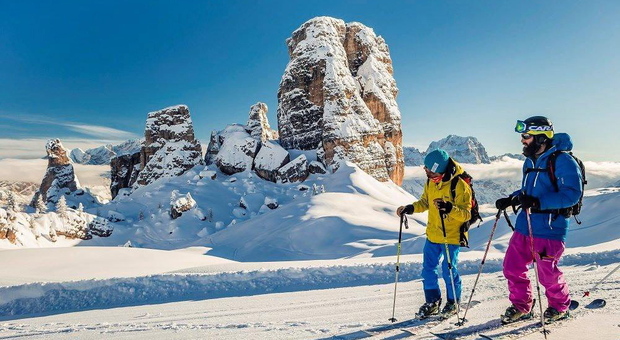 Sciatori sopra Cortina, nella zona delle Cinque Torri