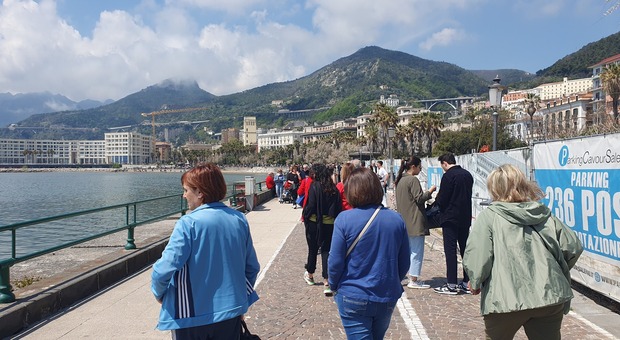Turisti sul lungomare di Salerno