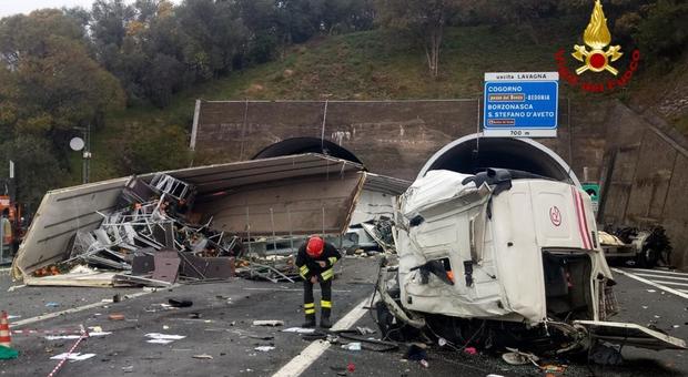 Tir invade la corsia opposta sulla A12 tra Lavagna e Sestri: due morti