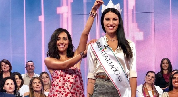 Caterina Balivo, lacrime in studio di Miss Italia per la madre morta da poco