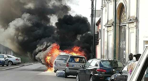 Auto esplode in centro: fiamme altissime, paura tra i passanti FOTO