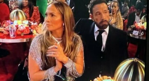 Ben Affleck si annoia ai Grammy Awards, Jennifer Lopez lo rimprovera: il video diventa virale