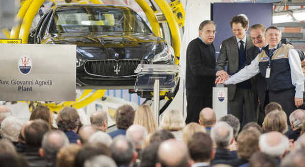 Sergio Marchionne e John Elkann spingono il bottone che avvia la produzione della Maserati Quattroporte