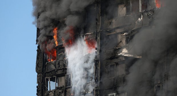 Incendio a Londra, i drammatici tweet: "Aiuto, non posso uscire"