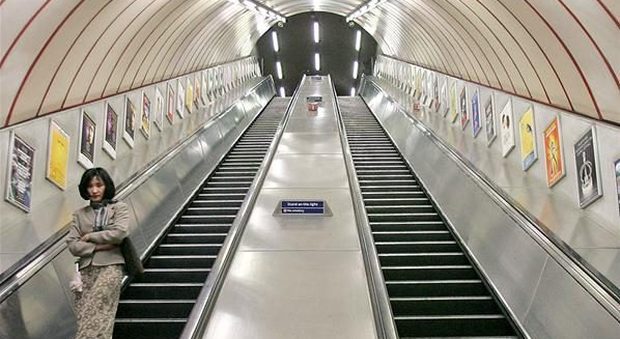 La camicia si impiglia nelle scale mobile, 48enne muore strangolato in metropolitana