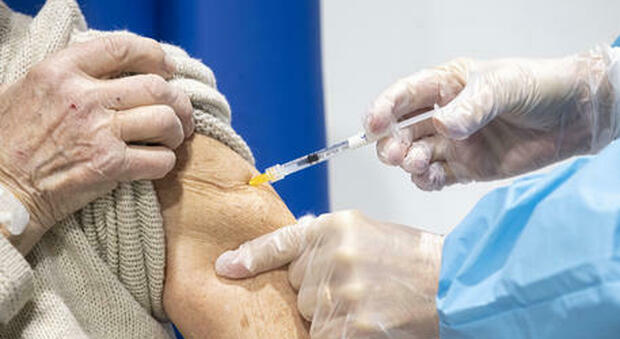 Nel Lazio arriva il certificato per i vaccinati: «Si potrà scaricare da metà marzo». A cosa serve