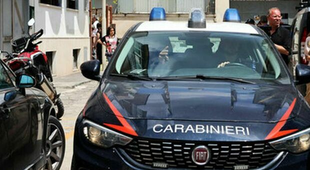 Carabinieri inseguono 21enne senza patente
