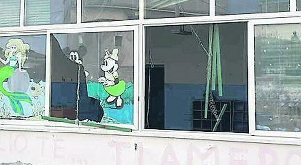 La finestra danneggiata in una scuola