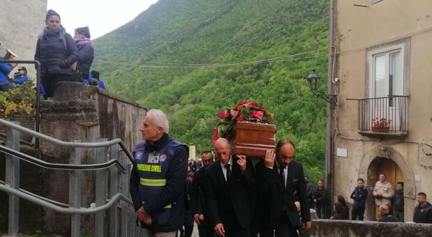I funerali di Cosimo Filantropia, morto nell'incidente di Campagna