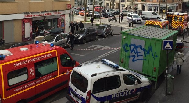 Parigi, sgozza padre e fratello in strada: La polizia: «Urlava Allah akbar»