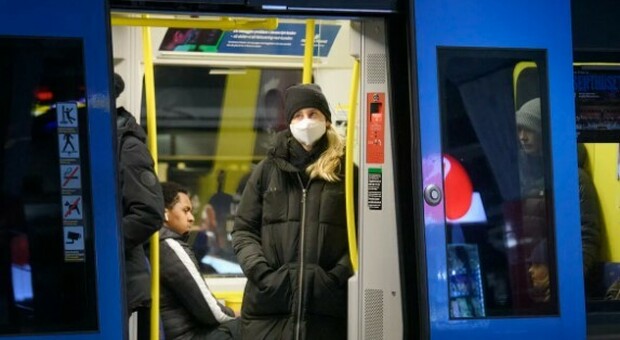 Covid in Svezia, alcune città mettono al bando le mascherine: «Nessuna prova scientifica che siano sicure»