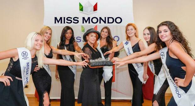 L’agente di Miss Mondo Italia Antonella Marcon attorniata da italiche bellezze in rampa di lancio