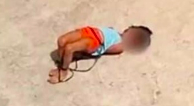 Lega la figlia di 5 anni e la lascia in terrazza sotto il sole per punizione: «Non aveva finito i compiti»