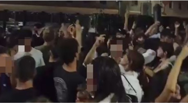 Bastonate in testa mentre festeggia a piazza Bologna lo scudetto del Napoli, ferito ragazzo di 24 anni