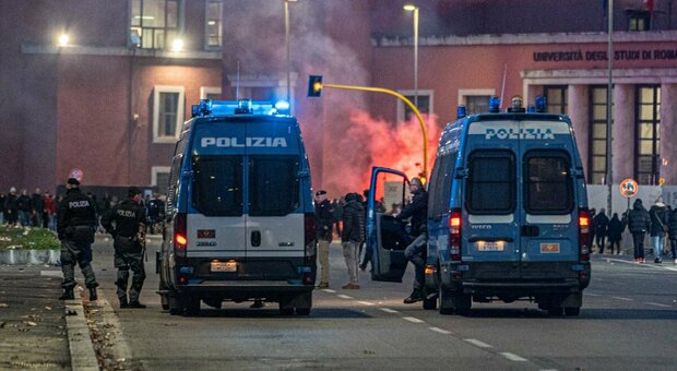 Lazio-Roma, scontri a Ponte Milvio tra tifosi e polizia. Nello stadio lancio di fumogeni