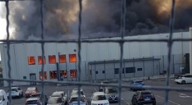 Roma, capannone Nissan a fuoco su via Tiberina: densa colonna di fumo nero