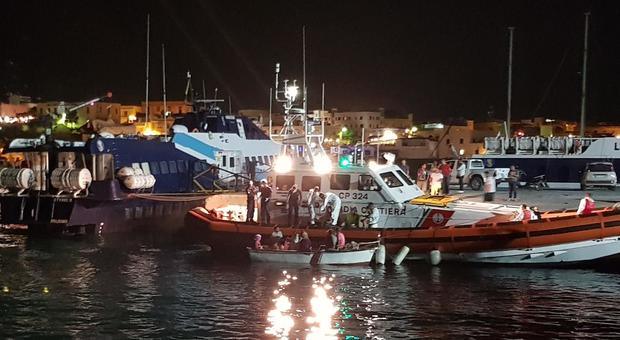 Settanta migranti a Lampedusa, Salvini: «Saranno espulsi». Polemica con M5S