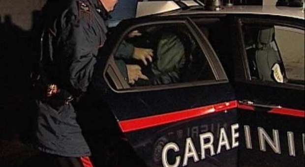 Tenta di rubare un'auto nel Napoletano: preso dai carabinieri dopo un inseguimento