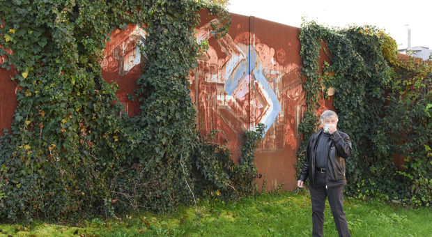 Il muro di via Anelli a Padova, barriera anti-spaccio, e l'ex sindaco Zanonato