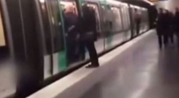 Parigi, tifosi Chelsea cacciano passeggeri di colore dalla metro: polizia apre inchiesta