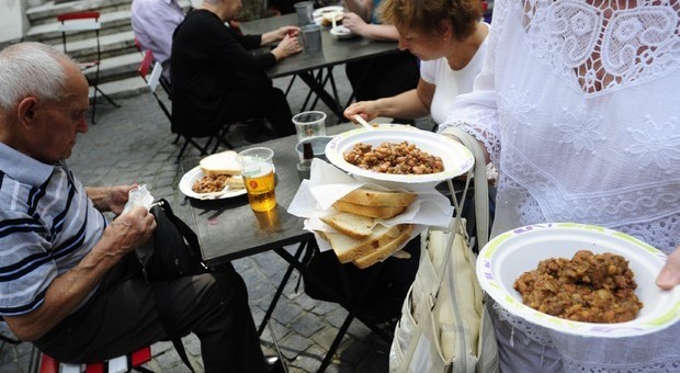 «Pasto gratis se porti il tuo tavolo al ristorante»: l'offerta della Trattoria Birra Moretti