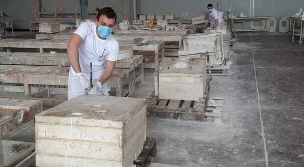 Ceramica, firmato il contratto: per circa 2.500 lavoratori 76 euro in più in busta paga