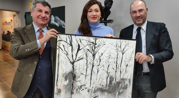 L'opera «Through» di Melania Acanfora mostrata dall'artista, dal presidente del MAV Luigi Vicinanza e dal direttore generale Ciro Cacciola