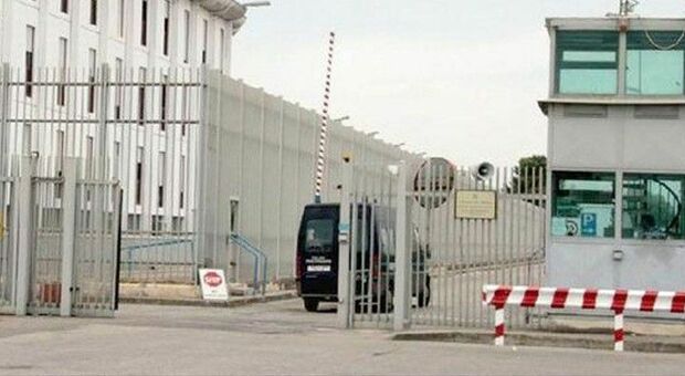 Puglia, con i droni i telefonini entrano in carcere. La penitenziaria scrive ai prefetti