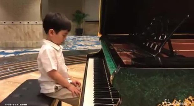 A 5 anni suona Chopin al pianoforte e incanta