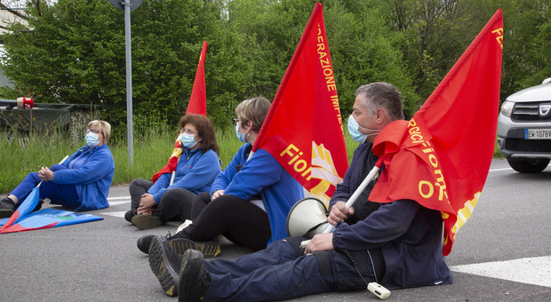 I lavoratori Acc mentre occupano per protesta la provinciale della sinistra Piave