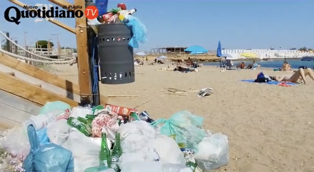 Brindisi, la spiaggia cittadina tra rifiuti e degrado