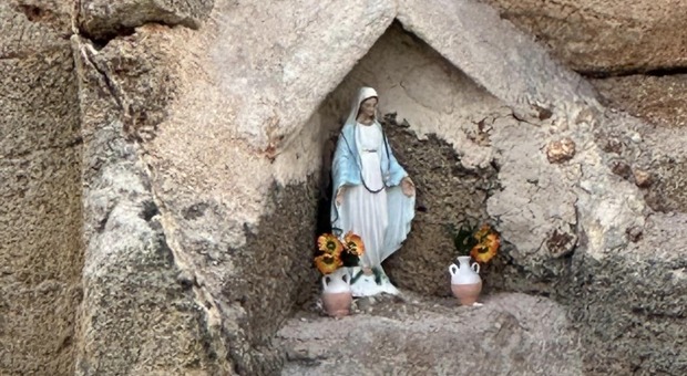 Una statua della Madonna sugli scogli della piscina naturale di Marina Serra a Tricase: scoppia la polemica sui social