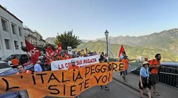 La protesta a Ravello (foto Ciro Fusco - Ansa)