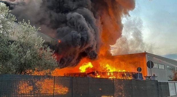Incendio alla Loas, i vigili del fuoco dichiarano lo stato di agitazione