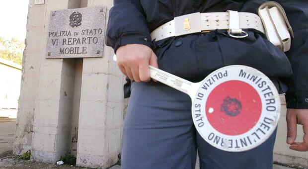 Torre Spaccata, rapinato in strada a calci e pugni da falsi poliziotti: rubati 500 euro, la vittima in codice rosso