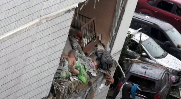 Una bambina è sopravvissuta all'esplosione dovuta a una fuga di gas in un edificio residenziale in Russia che ha distrutto il suo appartamento e parte dell'edificio