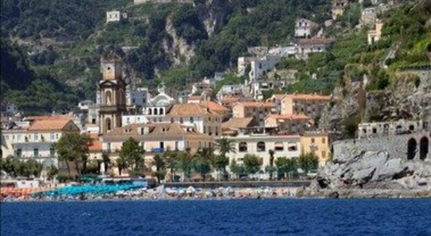 Amalfi, turista inglese di 20 anni violentata nel sonno: pernottava con un amica a Pompei ma avevano per l'ultimo bus