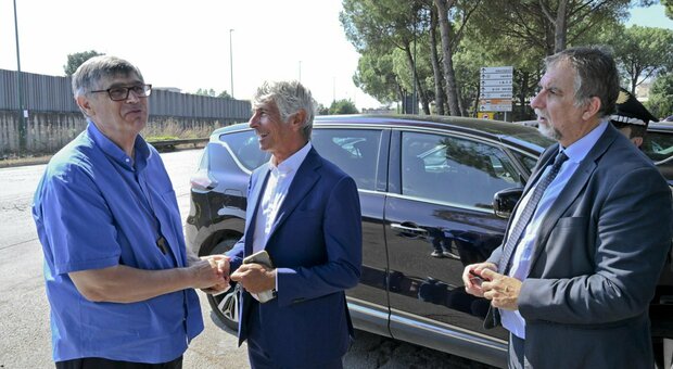 Fabio Ciciliano ed il parroco Maurizio Patriciello in visita al Parco Verde di Caivano per un sopralluogo tecnico al centro sportivo Delphinia.