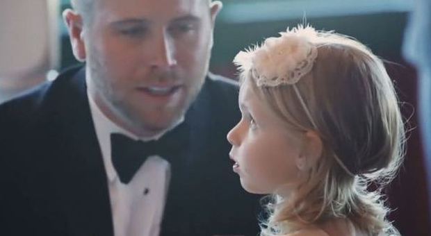 Usa, al matrimonio promette amore eterno alla figlia della moglie: il video virale commuove il web