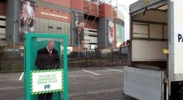 All'Old Trafford spunta la statua di Sir Alex «In caso di necessità rompere il vetro»