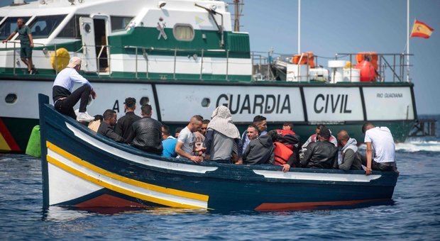 Migranti, anche la Grecia supera l'Italia per numero di sbarchi: mai così pochi dal 2014