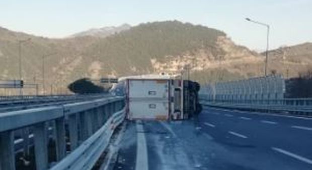 Si ribalta camion di arance sull'A2, traffico in tilt