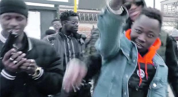 Rap, pistole e soldi bruciati: il video della gang girato a Conegliano