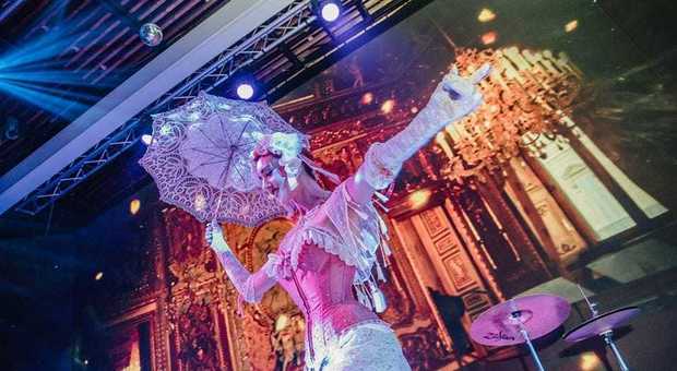 Abiti da sera, piume e mascherine: a Napoli il Carnevale del '700