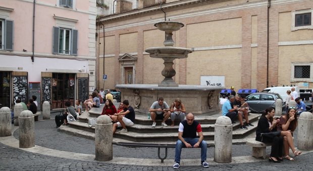 Piazza Madonna dei Monti sempre piena di turisti