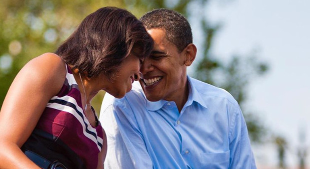 Obama, i teneri auguri a Michelle per il 28° anniversario: «Mi rendi una persona migliore»