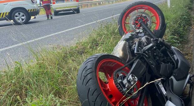 Sbanda con la moto e finisce contro il guardrail: muore sul colpo FOTO